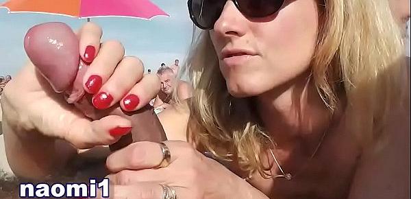  Naomi suce et branle sur la plage
